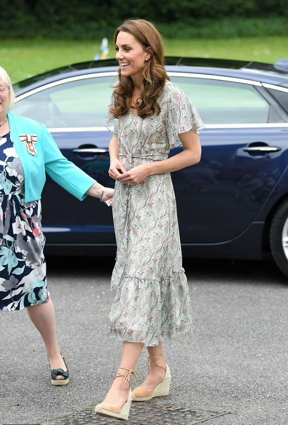 А это Кейт в июне 2019 года в Кингстоне, на мастер-классе по фотографии 