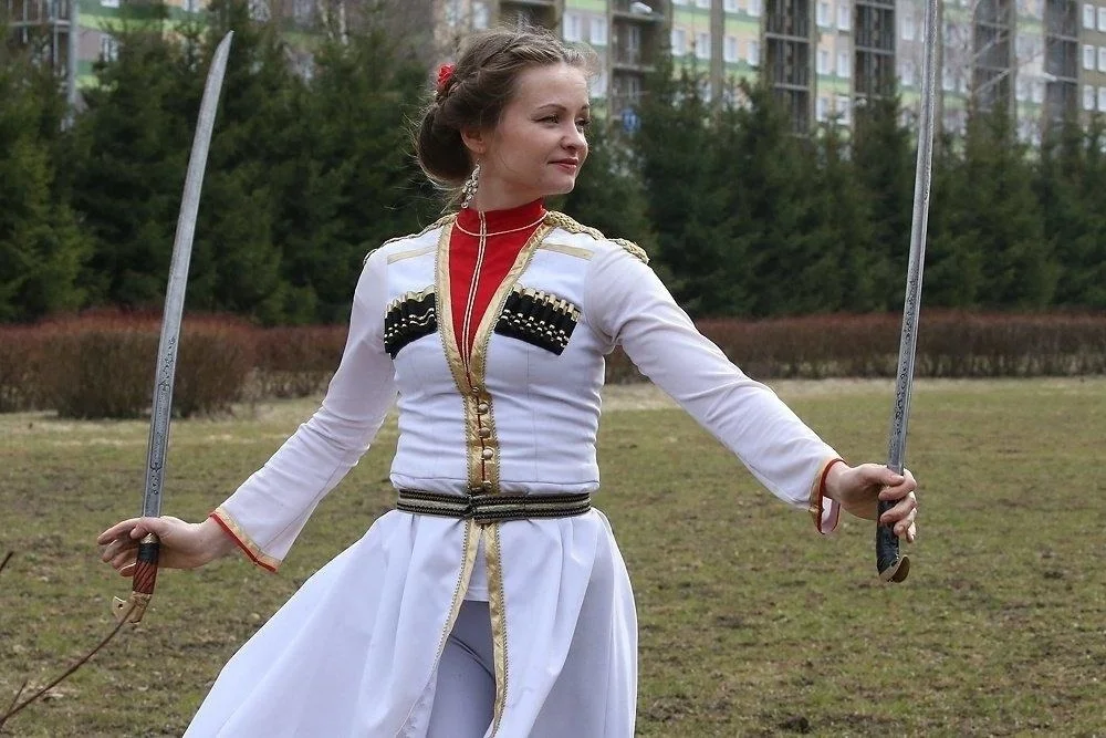 Фланкировка шашкой. Фланкировка казачьей шашкой девушки. Девушка с саблями казачка. Юлия смирнова фланкировка. Казачка с шашкой фланкировка.