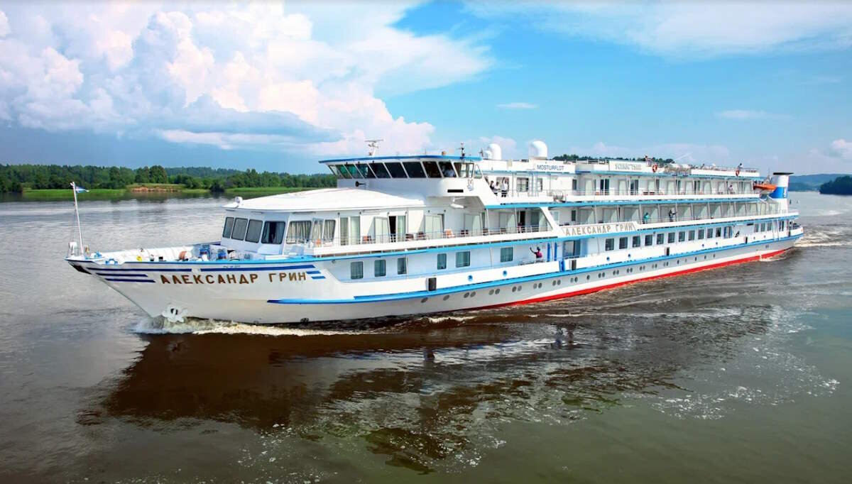 Теплоход «Александр Грин» — речное круизное судно высокого уровня 