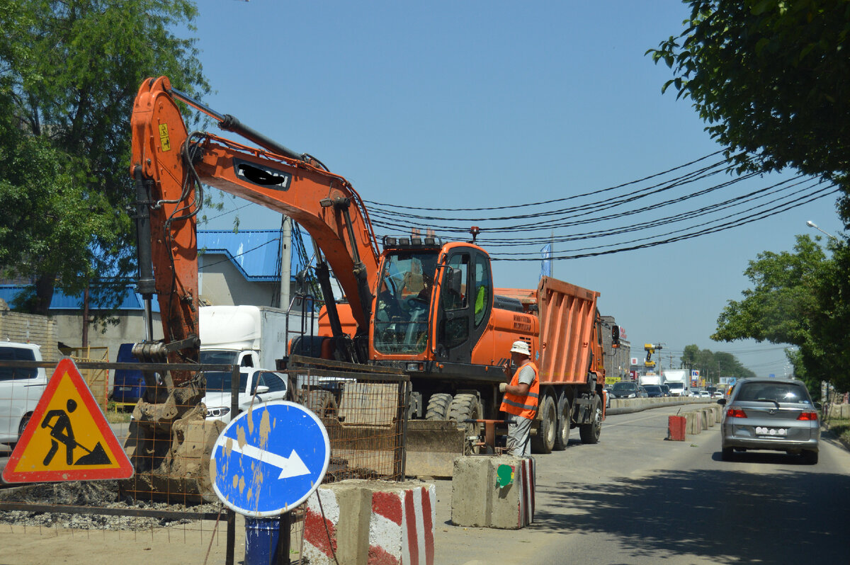 Фото автора. Июль 2023. Ремонт дороги в краевом центре. До ночи всё успеем.