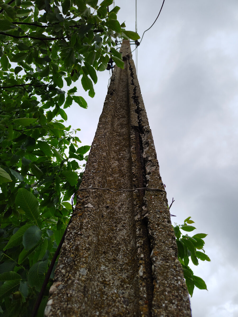 Помимо того, что столб покосился, он еще и частично разрушился от времени, по всей длине со всех сторон оголилась арматура 