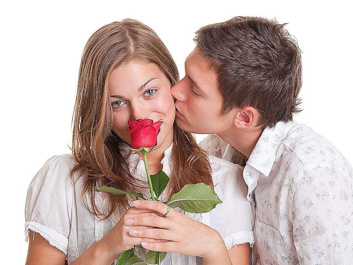 Позитивные комплименты. Парень дарит девушке цветы. Девушке дарят цветы. Мужчина дарит цветы женщине. Поцелуй розы.