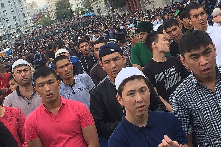 Примечательная надпись на футболке - "Поле битвы -МОСКВА",   Ну и как Вам?