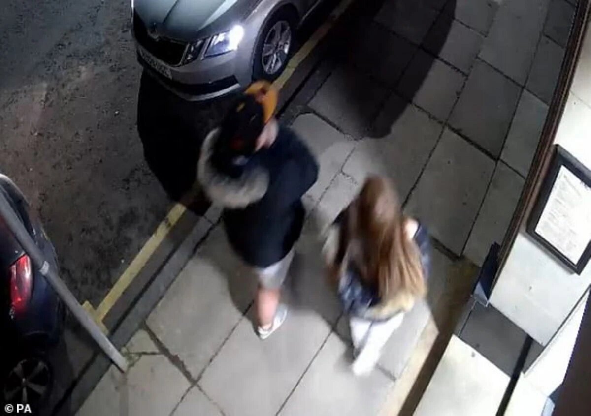 Коннор Гибсон идет со своей сестрой Эмбер к участку леса, где он убил ее. Фото: dailymail.co.uk