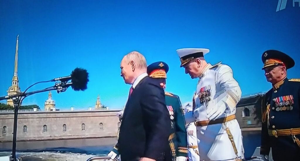    Владимир Путин и Сергей Шойгу принимают военно-морской парад. Фото: скриншот Первого канала
