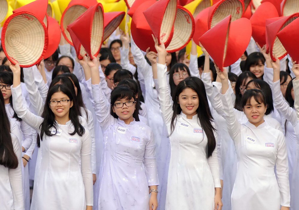 Vietnam school. Школьная форма во Вьетнаме аозай. Вьетнамская Школьная форма аозай. Аозай Вьетнам школа. Вьетнамская старшая школа.