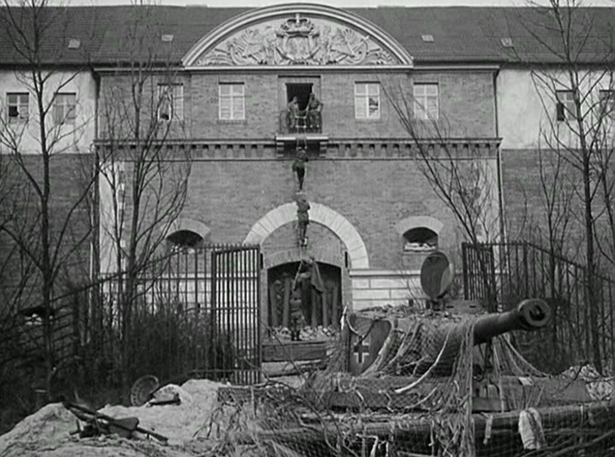 Бутафорский "Тигр" перед крепостью Шпандау. Кадр из фильма