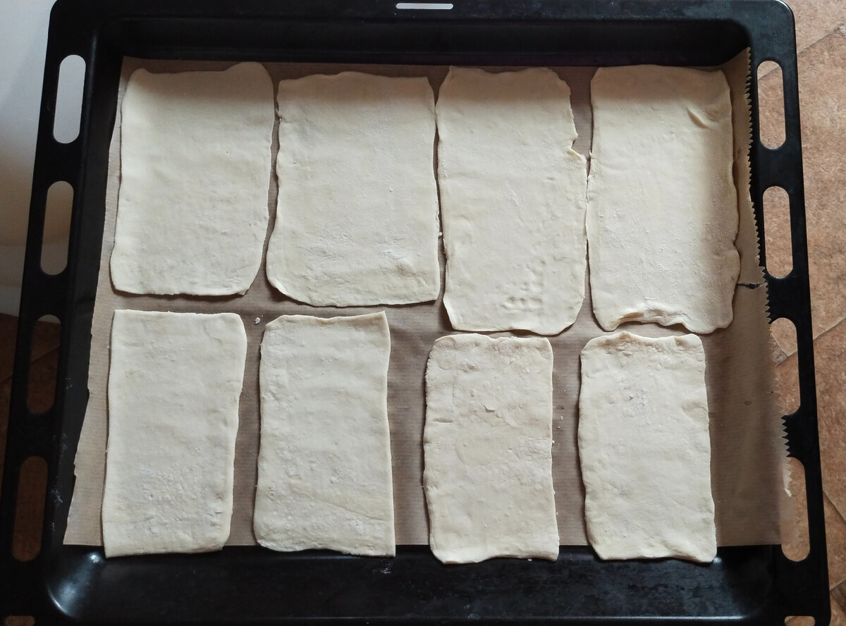 На тонкие прямоугольники раскатала