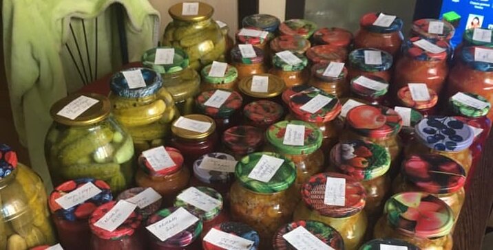 Те самые огурцы слева в трех- и двухлитровых банках. Фото автора.