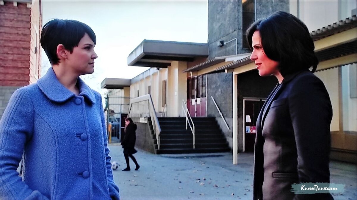 "Однажды в сказке", кадр из фильма. Ненависть к Мэри Маргарет - лишь проекция Реджины, которая в действительности ненавидит сама себя.