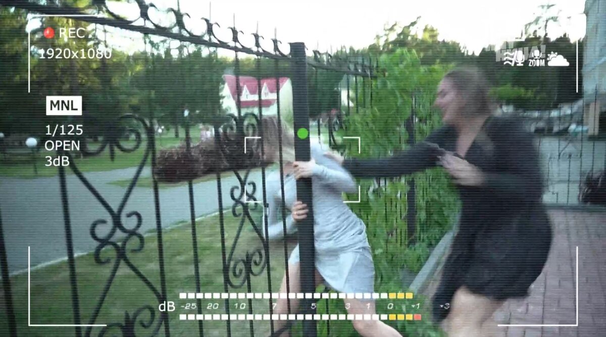 Скинула соперниц в бассейн, а сама ускользнула!