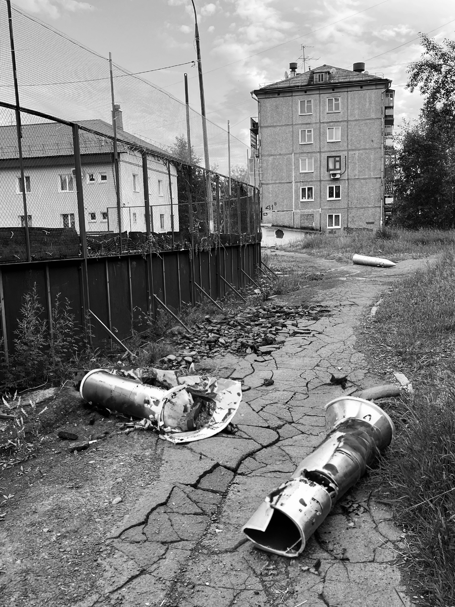 Фотошоп — это программное обеспечение для редактирования и обработки изображений, широко используемое в сфере фотографии и дизайна. В последней версии фотошопа была добавлена функция встроенной нейросети, позволяющей автоматически изменять и улучшать фотографии. Однако, это также открыло двери для возможности создания ложных кадров, которые могут быть использованы для манипуляций в информационном пространстве.  

Я провел эксперимент, чтобы продемонстрировать, как можно создать фотографию, вводящую людей в заблуждение и подталкивающую их к определенным выводам. Я сфотографировал разрушенный тротуар, а затем, используя функцию нейросети фотошопа, наложил на это изображение остатки ракетной атаки. Таким образом, я создал фотографию, которая могла бы быть ошибочно принята за реальное проявление военных действий. Этот пример иллюстрирует опасность ложной информации, которую мы можем встретить в интернете и на какой легкой почве могут возникать манипуляции.
Вывод, которым можно руководствоваться, заключается в том, что не следует доверять всему, что мы видим в интернете. Изображения и информация, с которыми мы сталкиваемся, могут быть искажены с использованием различных технологий, таких как нейросети в фотошопе. Поэтому, прежде чем делать выводы или реагировать на определенные события, важно провести тщательную проверку достоверности информации. Следует обращать внимание на источники, к которым обратиться для получения новостей, и следить за подтверждением фактов. Дополнительно, необходимо развивать свою критическую мысль и аналитические навыки, чтобы быть более независимыми и не попасть в логово лжи, создаваемое виртуальными технологиями.