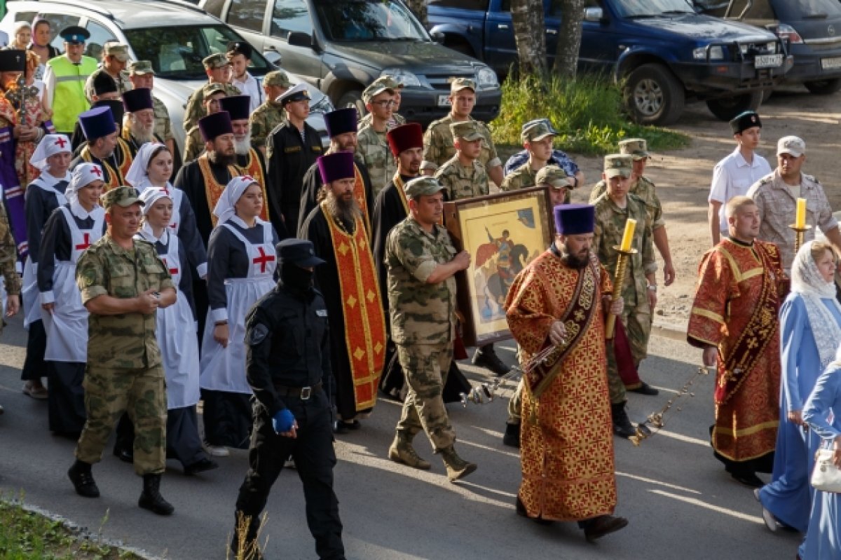    В Сыктывкаре верующие совершили крестный ход с мощами Георгия Победоносца