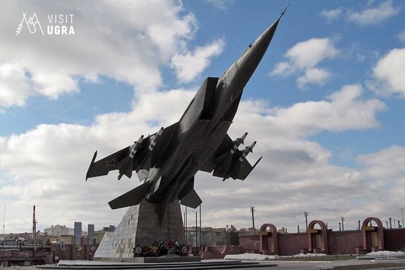 Памятник Защитникам Отечества и первопроходцам земли Югорской.