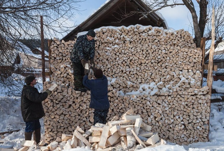 1. один куб дров. вес 1 куба березовых дров колотых дров. фасовка дров в мешки. кубометр дров.