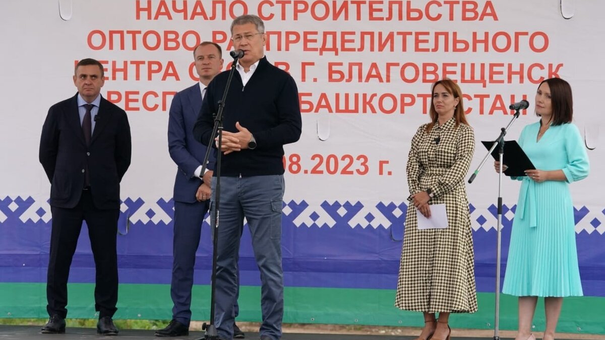     На торжественном мероприятии в честь закладки первого камня, знаменующего начало строительных работ, присутствовали первые лица республики, а также президент группы компаний «Ромекс» Алексей Прокопенко и заместитель управляющего директора Ozon Владимир Гончаревич.