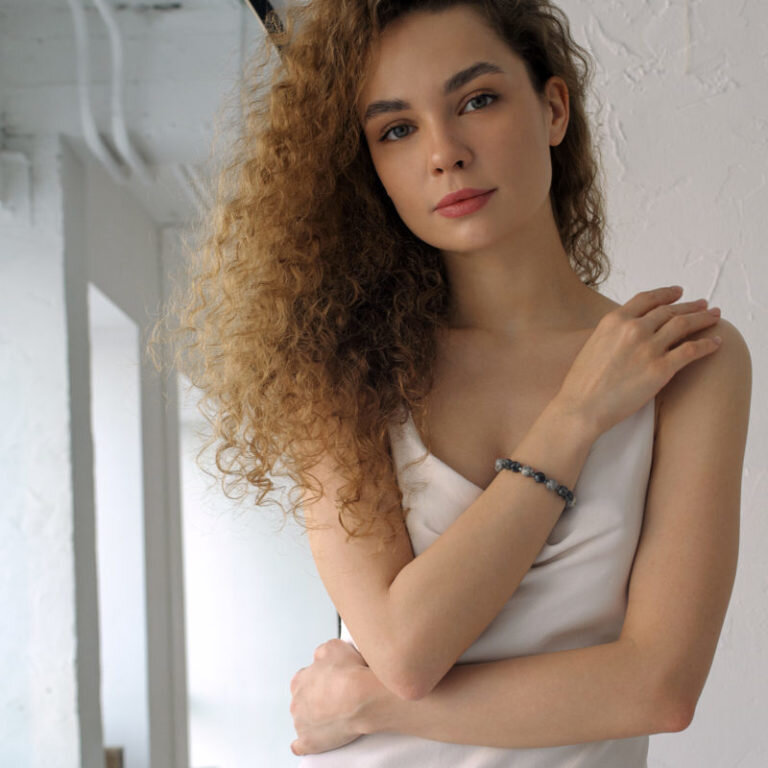 На модели браслет из лабрадора, серой яшмы и гематита