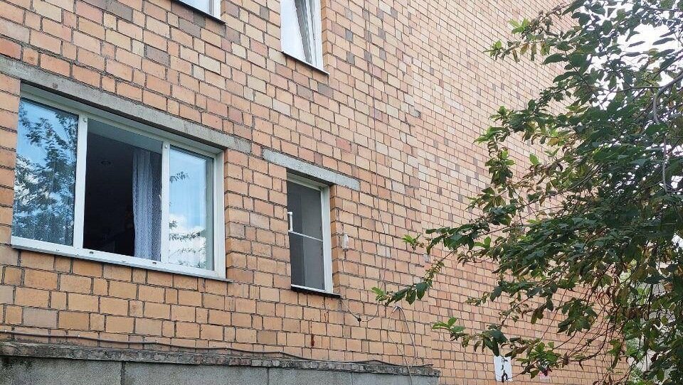     В Октябрьском районе Красноярска 2-летний мальчик выпал из окна третьего этажа. Его отвезли в больницу с травмами.