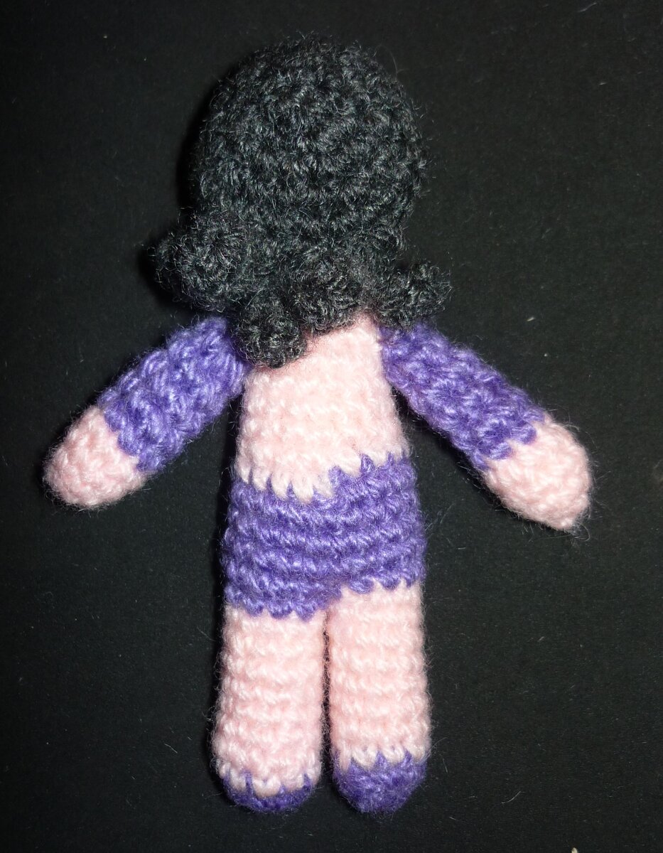 Вязаная крючком куколка: вид сзади