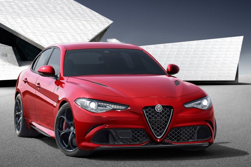 Alfa Romeo Giulia. Это спортивный седан, являющийся флагманом итальянского производителя. Машина относится к D-классу по европейской классификации. Официальная презентация состоялась в июне 2015 года в музее компании Alfa Romeo недалеко от Милана. Мировая премьера пришлась на Женевский автосалон в марте 2016 года. С лета того же года стартовали продажи. Минимальная комплектация обойдётся примерно в 38 тысяч евро. В заряженном исполнении спортивный седан может стоить порядка 80 тысяч евро. Официально этот автомобиль в России не продаётся.Оригинальный дизайн Alfa Romeo Giulia