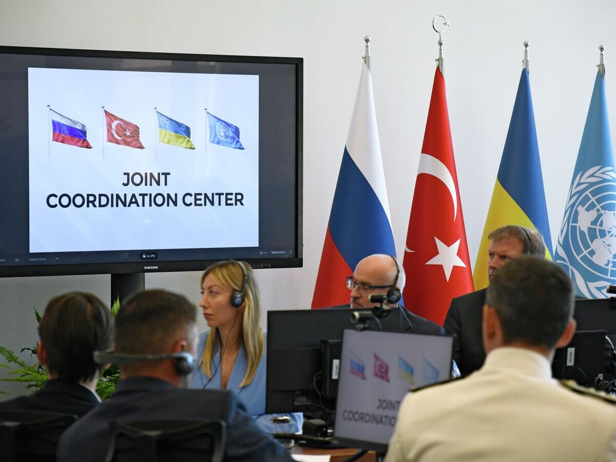    Участники координационного центра Россия-Турция-Украина-ООН по транспортировке зерна с Украины в Университете министерства обороны Турции в Стамбуле© РИА Новости / Максим Дурнев