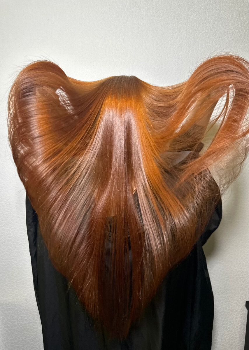 Выполнялась процедура «кератин». Состав подбирался исходя из состояния и структуры волос. В результате состав смыт. Волосы высушены без вспомогательных инструментов.