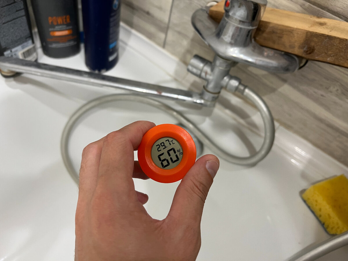 Вода холодная, даже несмотря на высокую температуру в ванной.