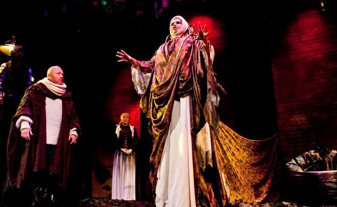 Фото: скриншот realnoevremya.ru из видео «Спектакль «Забыть Герострата!», (18+). Русский драмтеатр «Мастеровые», г. Набережные Челны. 1-й акт»/youtube.com, аккаунт «Мастеровые Театр» 