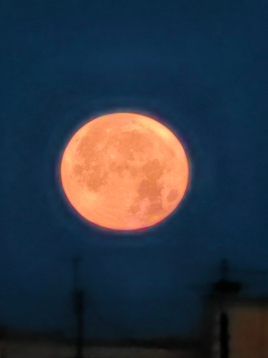 Луна садится и окружающее марево смазало картинку. 
