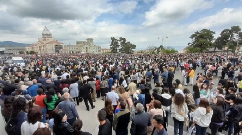 На прошлой неделе коллега прислал ролик из ютюба, в котором некий «ереванский блогер» Роман Багдасарян обвиняет руководство Нагорно-Карабахской Республики в создании искусственного голода в Арцахе.-7