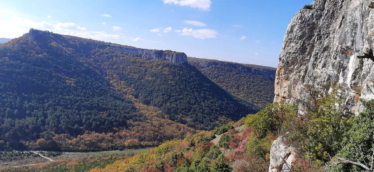 Вид на Мангуп-Кале издалека