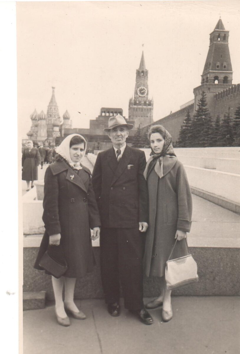 1964 год. Дедушка, его дочь и бабушкина сестра-москвичка.