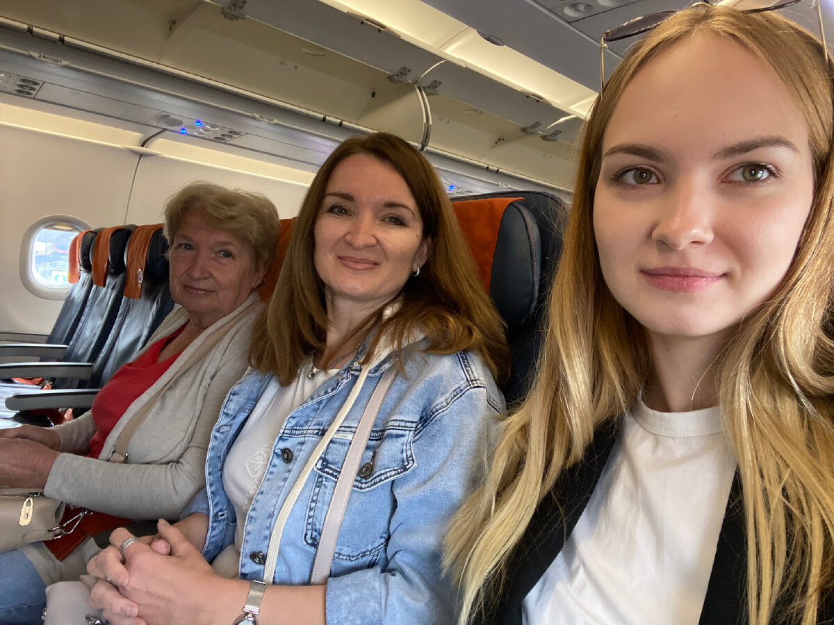 Мы выбрали места рядом и можем откачивать друг друга после турбулентности