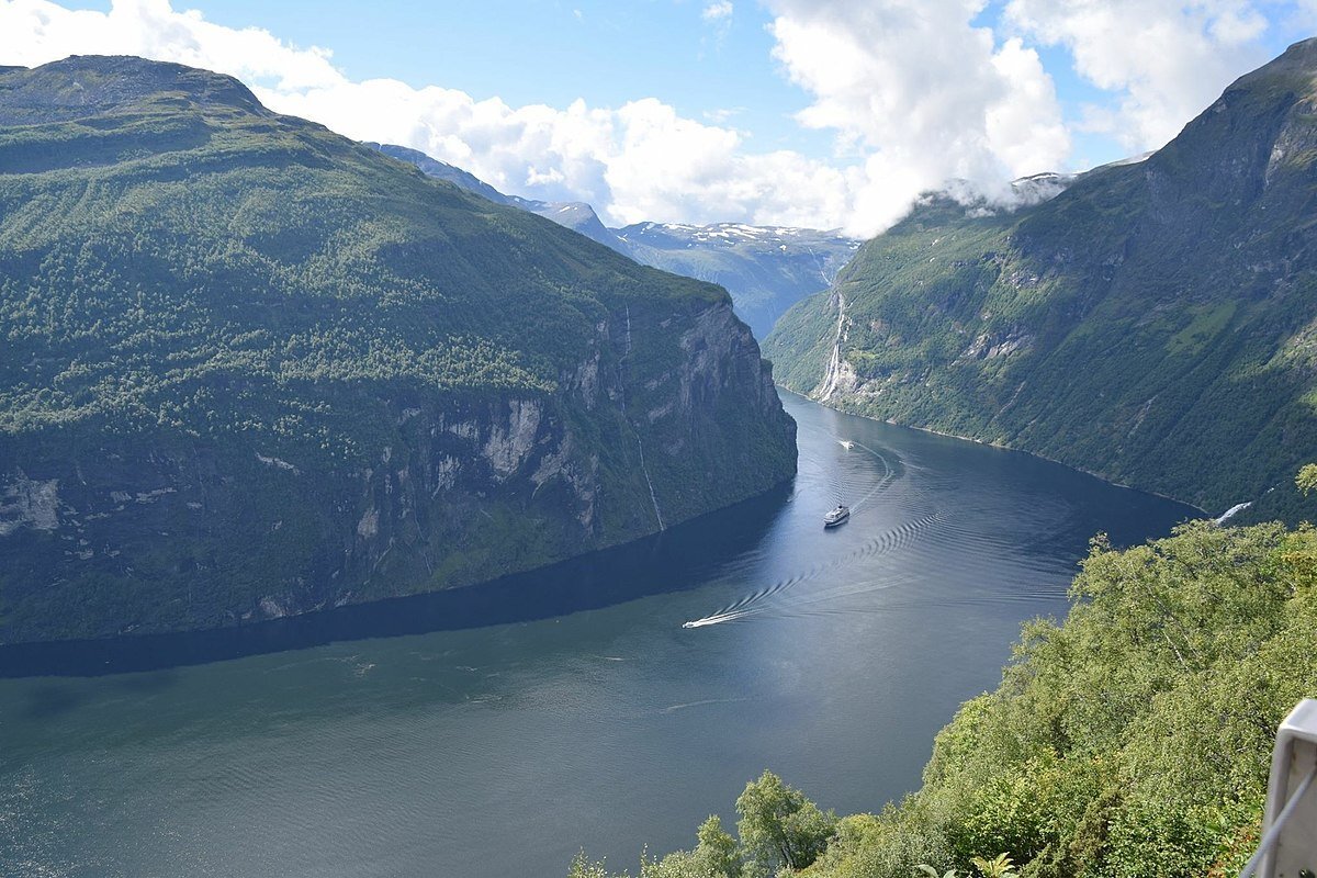 В стране рек, озер и болот хорошо летом. Но зимой довольно холодно