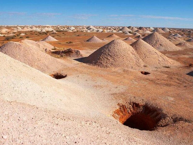 Прогулка по пустыне вокруг Кубер-Педи может быть опасной - ландшафт усеян заброшенными шахтами