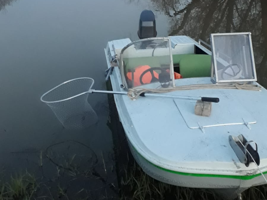 На природе с лодкой и костерком.