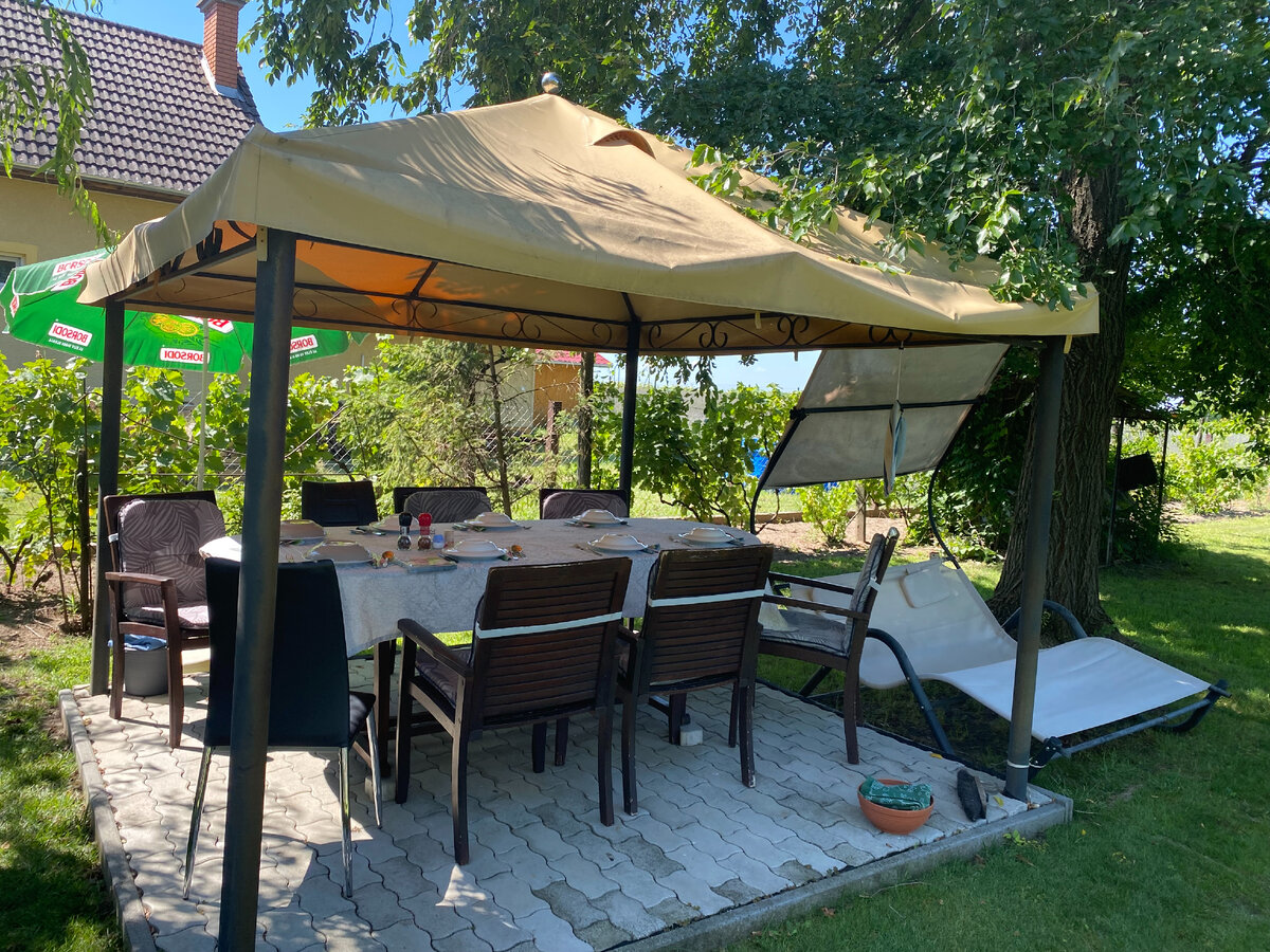 после обеда мы с мужем лежали на лежаке, я работала за компом