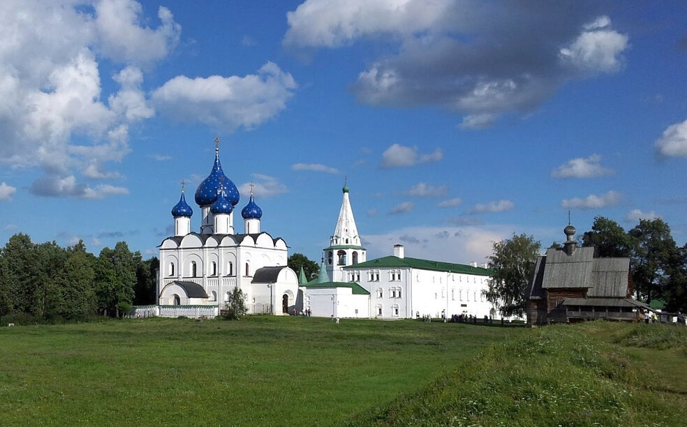 Слева собор Рождества Пресвятой Богородицы, в центре колокольня, справа Архиерейские палаты