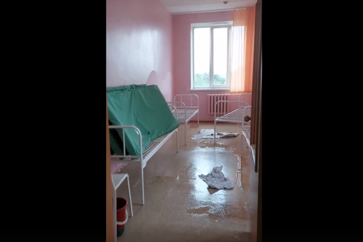    Палаты в детской больнице затопило в Челябинске после дождя