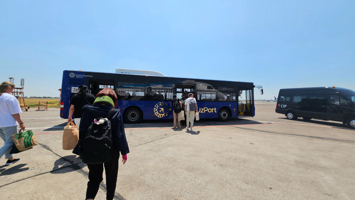 В аэропорту Ташкента по прибытии всех загружают в автобусы. Так что имейте это в виду, когда думаете что брать в ручную кладь 