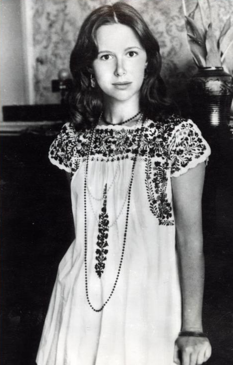 Евгении Симоновой на сегодняшний день 68 лет, и она до сих пор выходит на сцену любимого ею театра. И все же 13 лет борьбы со страшной болезнью дают о себе знать.-8