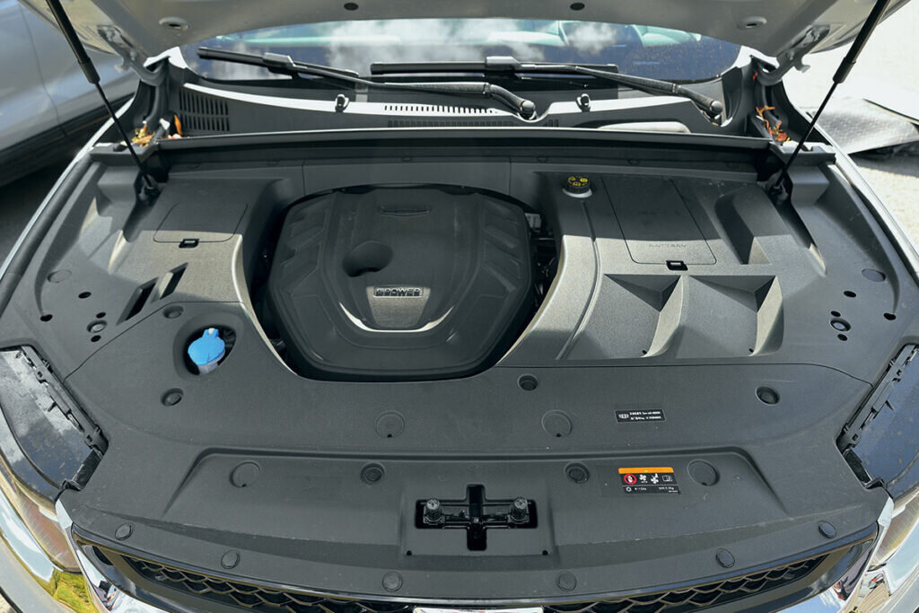 Двигатель полностью закрыт пластиком, что должно защитить его от грязи и соли.