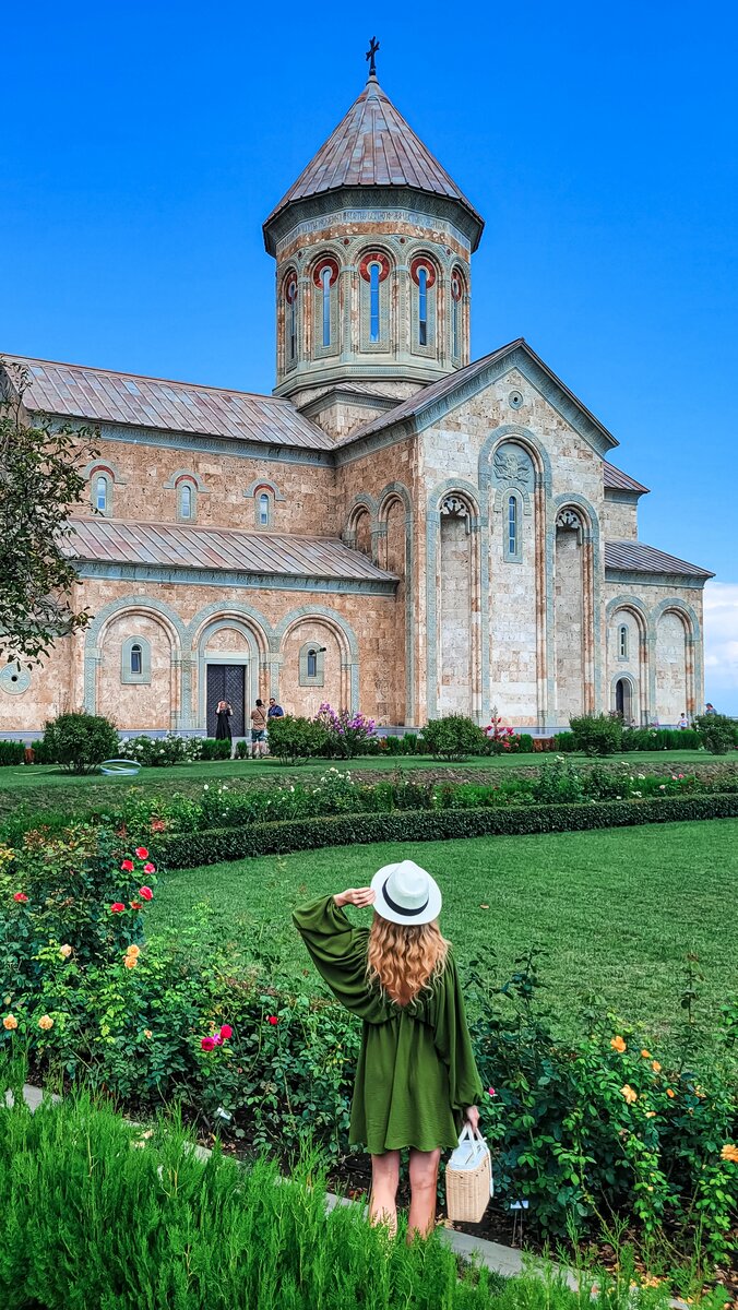 Любуюсь величественными стенами Храма Св. Нино.