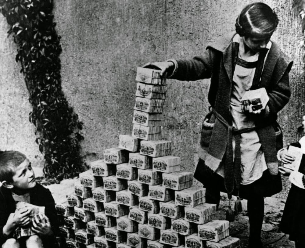 Дети играют с пачками обесценившихся денег. Германия, 1922 год. (https://rarehistoricalphotos.com/hyperinflation-weimar-republic-1922)
