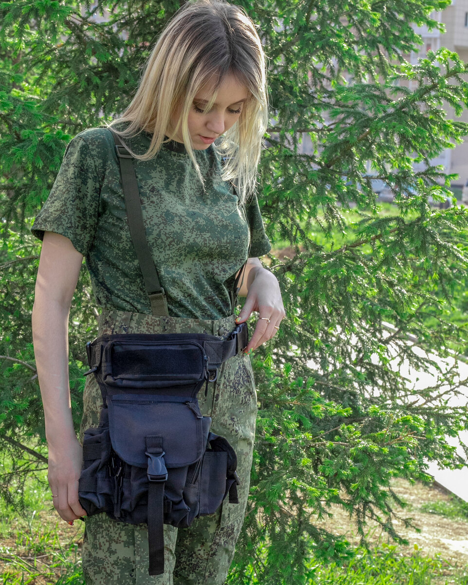 Черная сумка на бедро — альтернатива рюкзаку во время занятий спортом.