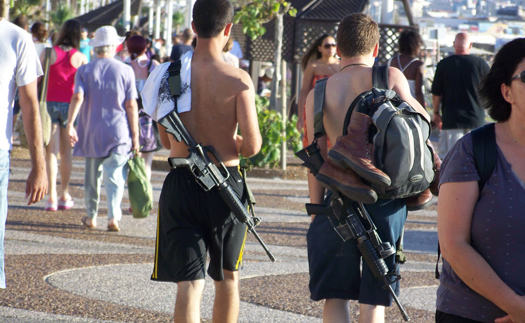 Американцы в израиле. Израильтяне с оружием. Люди с оружием в Израиле. Израиль люди с оружием на улице. Израильская девушка с автоматом.