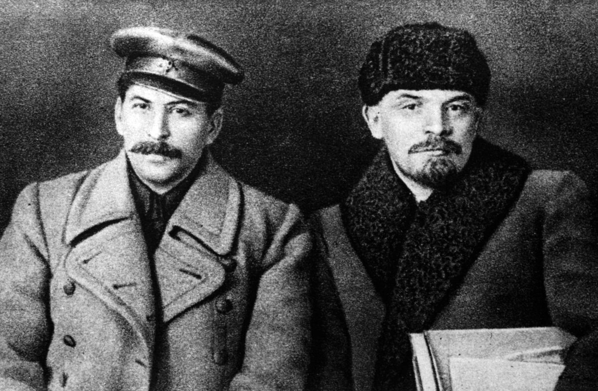 Едва речь  заходит о советских вождях, тут же являются люди, которые начинают на  чистом глазу уверять, что Ленина и Сталина сравнивать нельзя, потому что  «один рушил, второй — создавал», и разводить