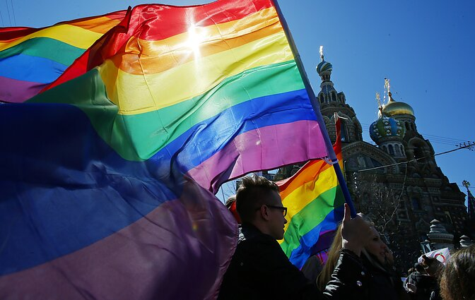 Взято с сайта https://www.lrt.lt/ru/novosti/17/2016171/za-demonstratsiiu-lgbt-otnoshenii-v-rossii-zaveli-uzhe-33-dela