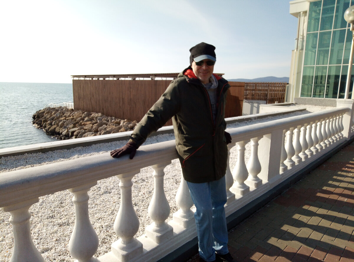 Михаил Лекс, автор рассказа и канала. Чёрное море, зима, Геленджик, набережная