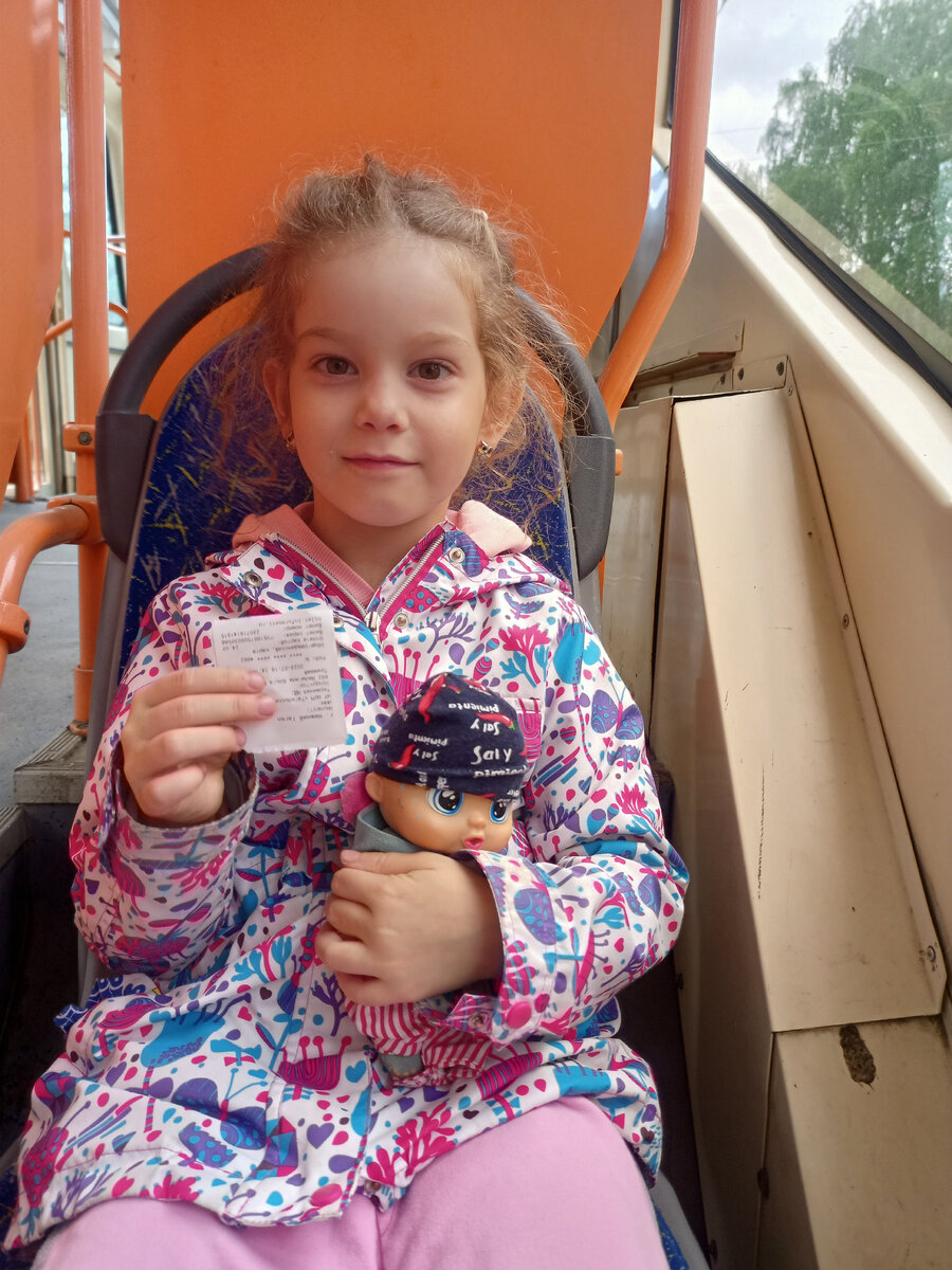 Фото из личного архива Едем в трамвае. У дочки в руках билет и любимая игрушка 